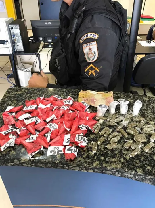 A cocaína e a maconha foram apreendidos por policiais militares na região de Jardim Caiçara