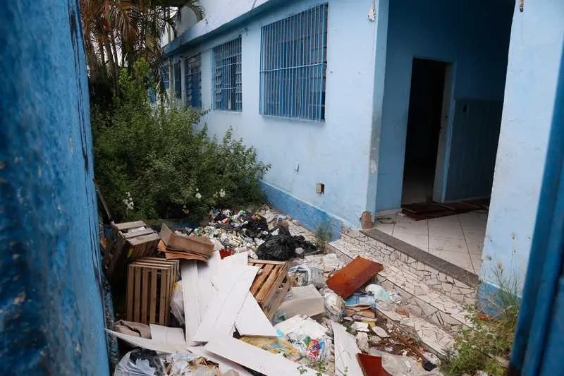 Prédio está abandonado e serve de abrigo a usuários de drogas