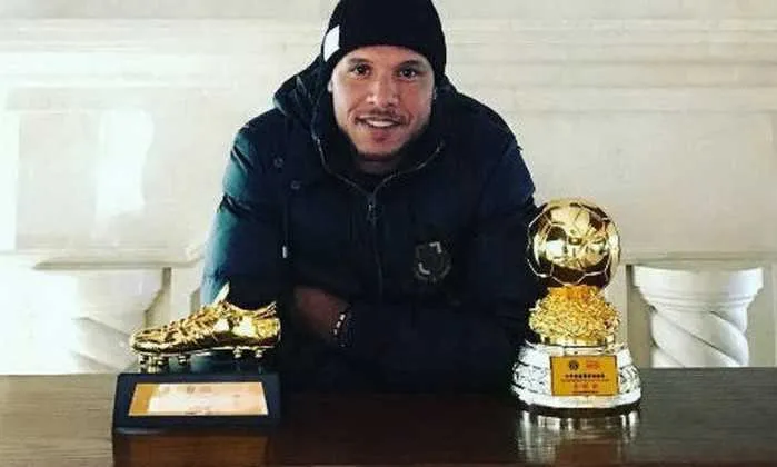 Luis Fabiano exibe troféus de melhor jogador e artilheiro
