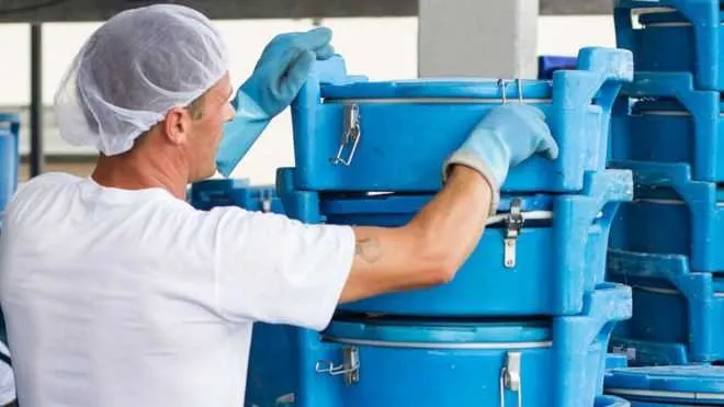 Imagem ilustrativa da imagem Muitos empresários poderiam fazer o mesmo', diz dono de fábrica que emprega mais de 70 detentos
