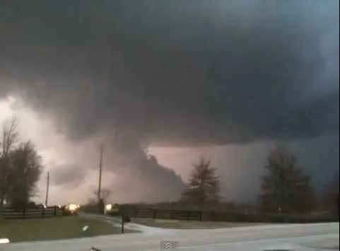 Imagem ilustrativa da imagem Tempestades e tornados provocam 19 mortes no Sul dos Estados Unidos
