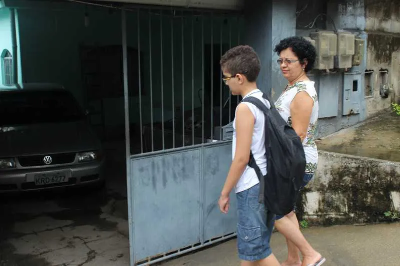 A costureira Tânia percebeu que o filho ficava todo torto com a mochila pesada nas costas