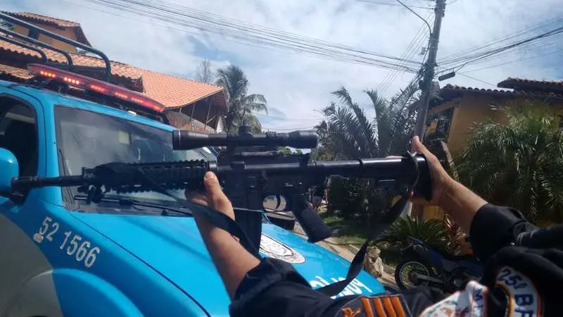 Réplica de fuzil estava escondida dentro de banheiro de casa