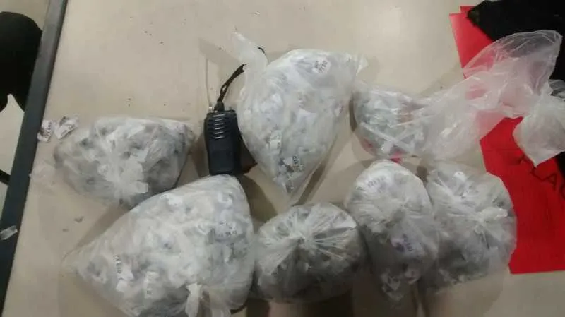 Militares apreenderam grande quantidade drogas e ‘radinhos’
