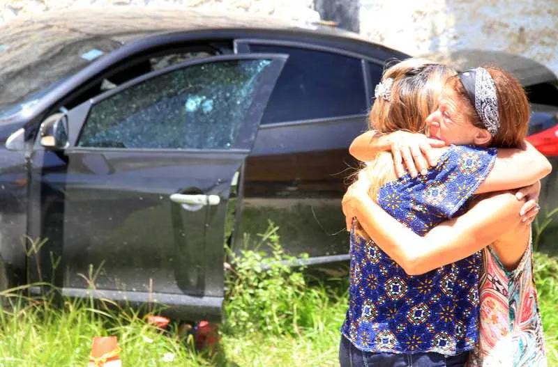 Carlos Roberto seguia para o trabalho, acompanhado da esposa, quando foi baleado na cabeça