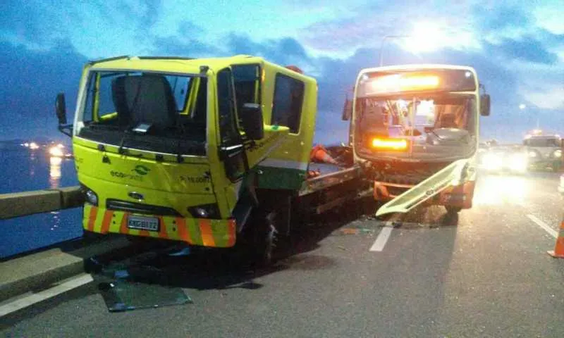 Caminhão guincho atendia um veículo quando foi atingido na traseira pelo coletivo da Coesa