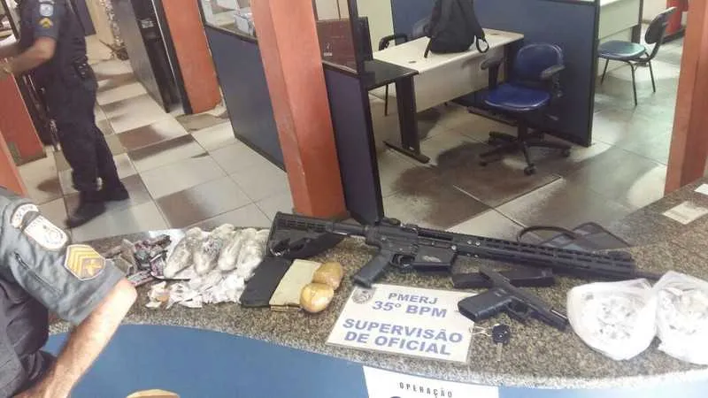 Um fuzil e uma pistola foram apreendidos
