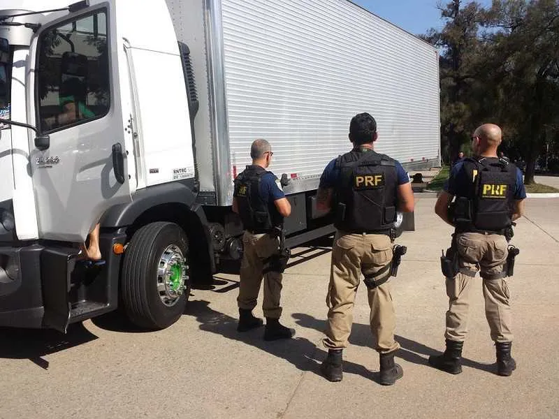 Imagem ilustrativa da imagem Traficantes passam a roubar cargas para elevar poder econômico, diz delegado