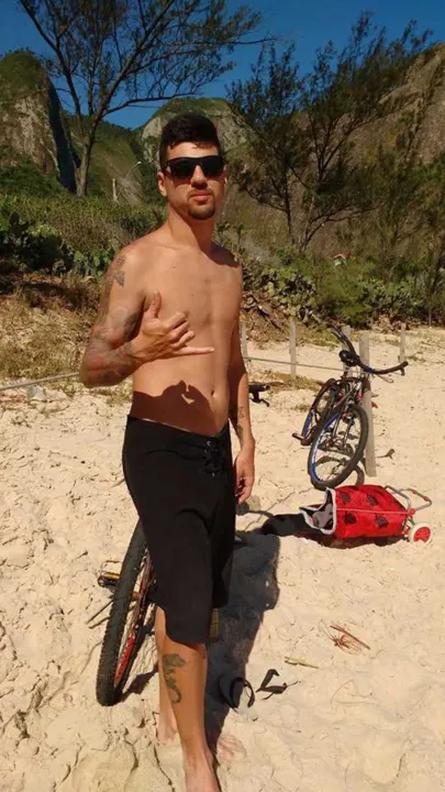 Luiz Philipe curtia a praia quando foi preso pelos agentes