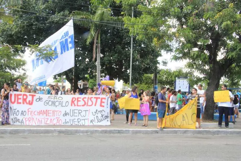 Movimento, que contou com a oficina de faixas e cartazes, começou na praça dos Ex-Combatentes