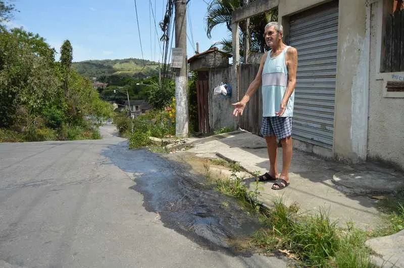 Água escorre de um buraco na Rua Francisco Malesherbes Figueredo até a Rua Dalva Raposo