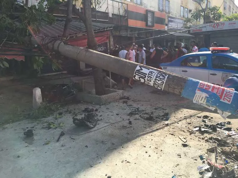 Impacto da batida deixou poste completamente destruído 