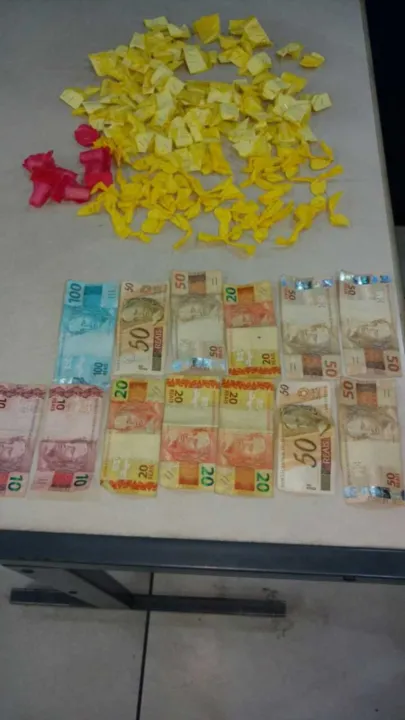 Homem foi preso com as drogas, enquanto sua esposa foi detida tentando subornar os PM's