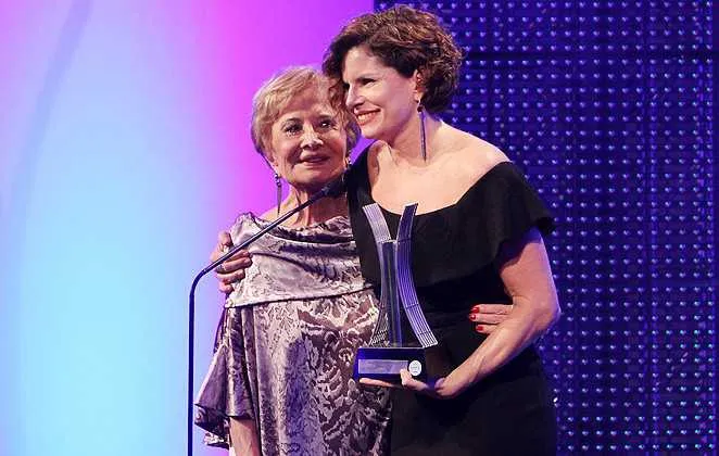 Homenageando a atriz Nicette Bruno, o 4º Prêmio Cesgranrio de Teatro elegeu os melhores de 2016 na noite da útima terça-feira (24), nos salões do Copacabana Palace, n Zona Sul do Rio. Dividido em 12 categorias, o evento foi apresentado por Eriberto Leão e Irene Ravache, e contou com a presença de grandes nomes, como Eva Eilma, Lilia Cabral, Stênio Garcia e o casal Tarcísio Meira e Glória Menezes.