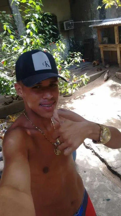 Corpo de Irlan  (foto) e Paulo César estava dentro de um carro
