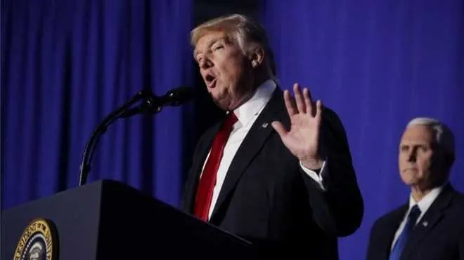 Imagem ilustrativa da imagem Temos que combater fogo com fogo': como é o polêmico interrogatório com afogamento defendido por Trump
