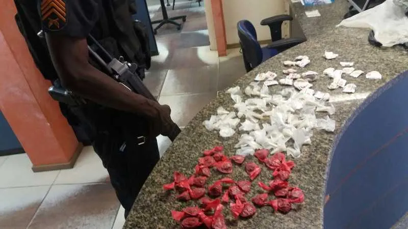 Matheus foi detido com diversas drogas e celular