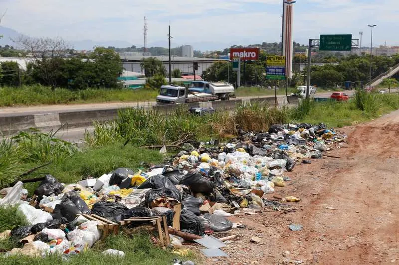 Detritos estão sendo depositados na RJ-104, no Colubandê