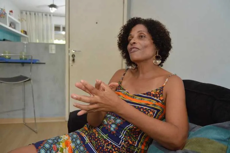 A professora Eliane de Oliveira, de 53 anos, tinha crises depressivas desde a década de 90 mas somente foi diagnosticada há quatro anos, desde quando iniciou o tratamento