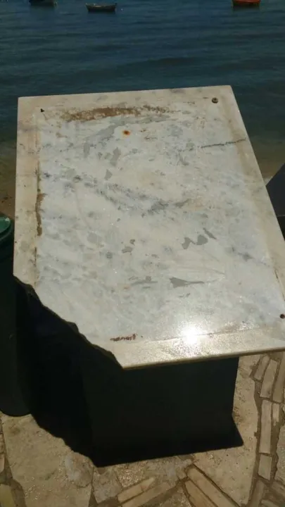 Turistas que já têm dúvida sobre quem é o homenageado na escultura agora estão mais perdidos sem a placa de identificação

