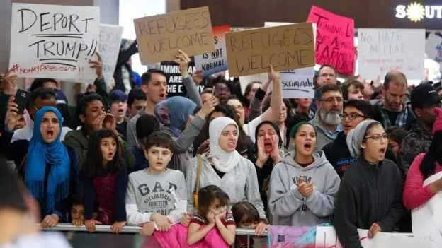 Medida levou a protestos em aeroportos dos EUA, como este, em Dallas