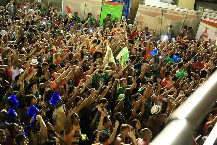 Imagem ilustrativa da imagem Ivete Sangalo arrasta multidão em ensaio técnico da Grande Rio: "Indescritível"