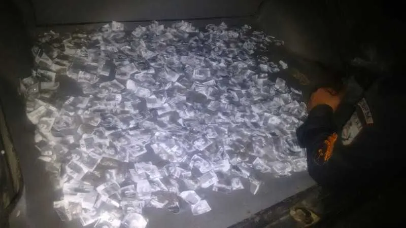 Na Estradinha, os policiais apreenderam 875 pedras de crack, além de cocaína e maconha