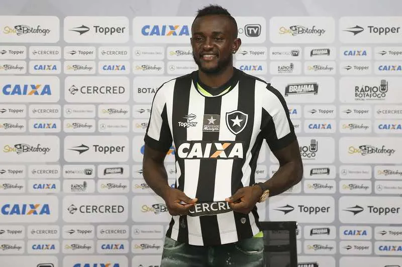 O atacante Joel atuou no Santos na temporada de 2016