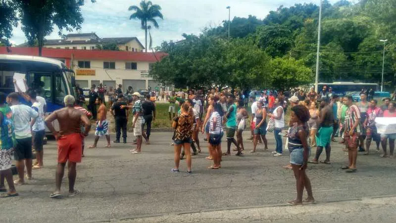 Manifestantes fecharam a pista sentido São Gonçalo em protesto contra morte de adolescente