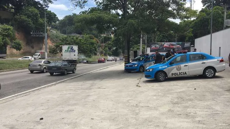 Depois de horas de protesto, polícia consegue dispersar população e liberar RJ-104 ao trânsito