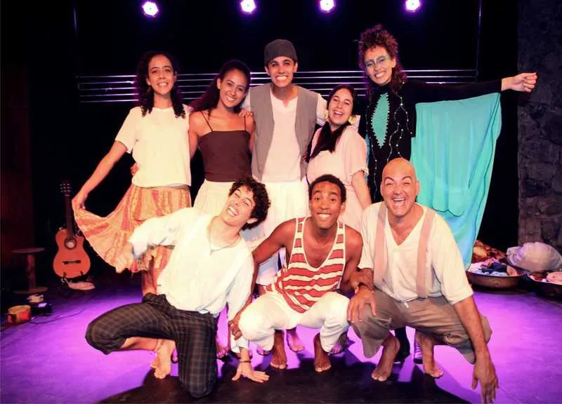 O Teatro da UFF apresenta dois espetáculos de samba e carnaval, um infantil e outro adulto. Nos dias 04 e 05, a Orquesta de Ritmos Batuquebato, que trata bateria de samba como orquesta se apresenta às 20h. Já às 16h, a crinçada conta com "Orfeu, o menino que sonhava em samba", que leva o que há de melhor da música carioca para o universo infantil. O espetáculo segue em cartaz aos sábados e domingos até o dia 19. Os ingressos custam de R$20 a R$40. 