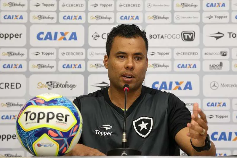 Jair evitou falar em nomes, mas confirmou que comportamento fora de campo de Sassá motivou o corte