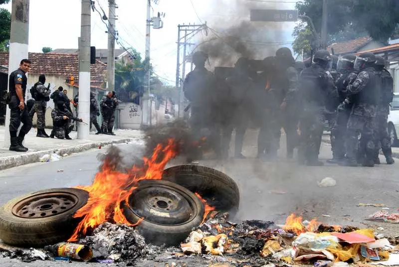 Moradores protestaram contra a morte de Carlos e acusaram PMs de entrarem na favela atirando