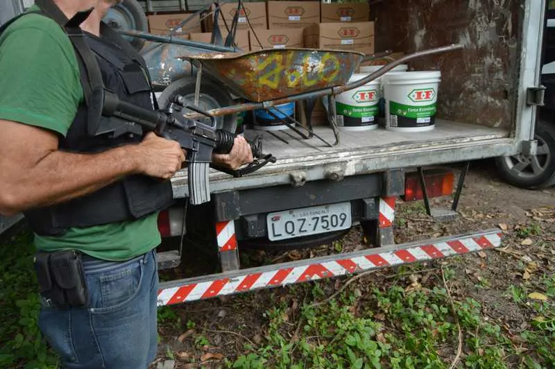 Agentes localizaram caminhão com tintas no Campo Novo