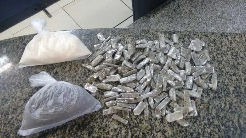 Na Praia do Siqueira, PMs apreenderam 1.155 cápsulas de cocaína