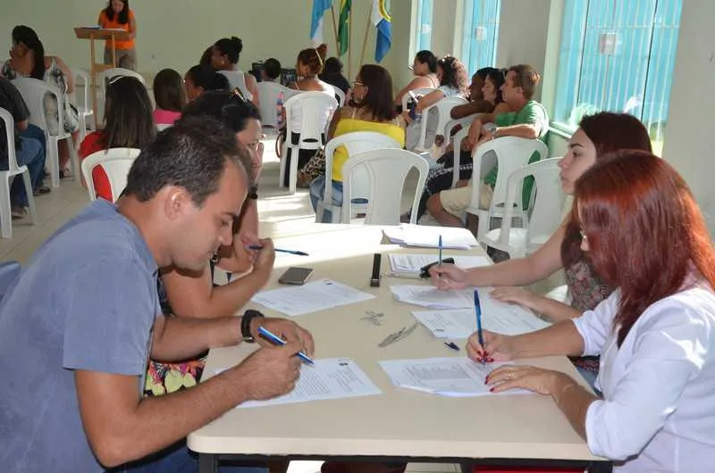 Os novos servidores assinaram o termo de posse e escolheram as escolas onde ficarão lotados