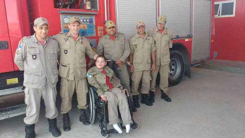 Kauan comemora 12 anos com festa do Corpo dos Bombeiros no hospital