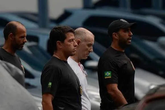 Empresário Eike Batista deixa a sede da PF, na região portuária do Rio, após depoimento na Delegacia de Combate ao Crime Organizado e Desvio de Recursos. 