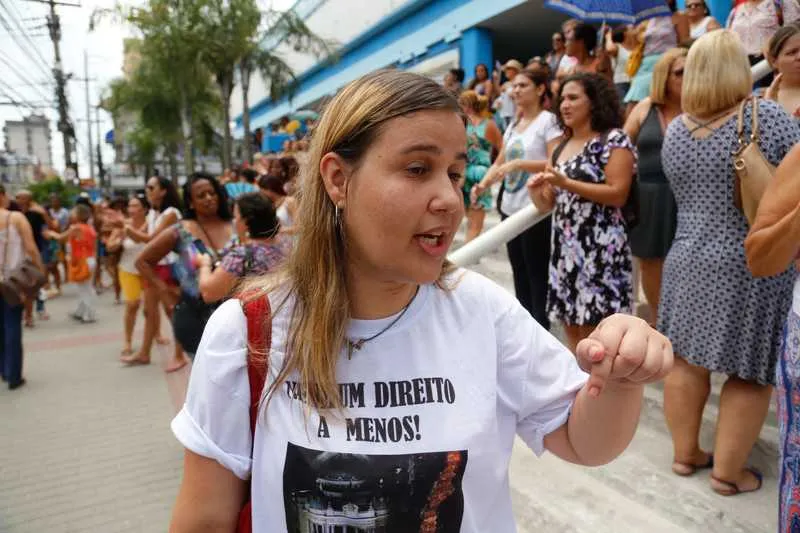 Diretora do Sepe, Michelle Alvarenga, disse que o sindicato é contra o parcelamento do salário e que aulas não começarão na segunda
