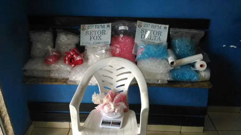 Mulher foi encontrada com 154 pinos de cocaína e farto material para a embalagem da droga