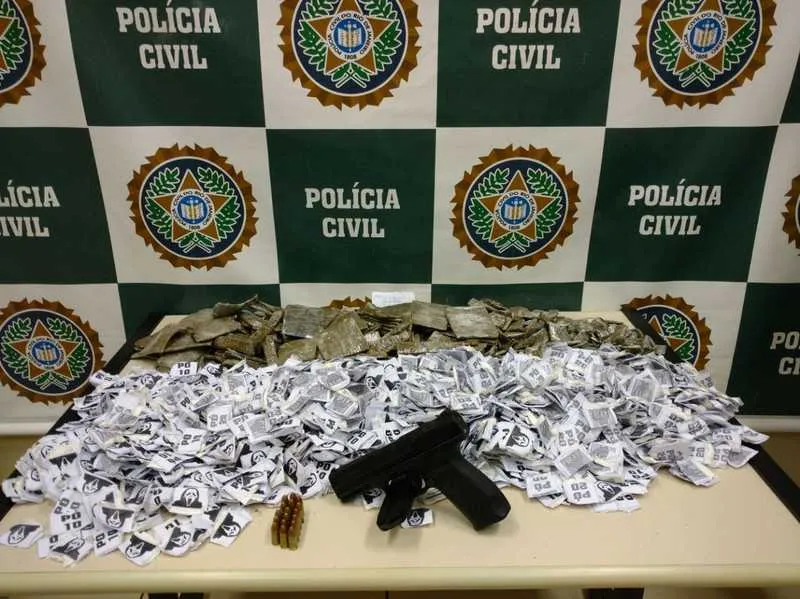 Pistola e drogas estava escondidas em casa abandonada