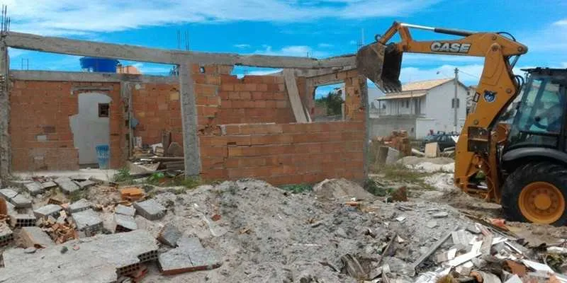 Em Montes Brancos, foram demolidos muros e uma casa que estava sendo construída de forma irregular sobre as dunas