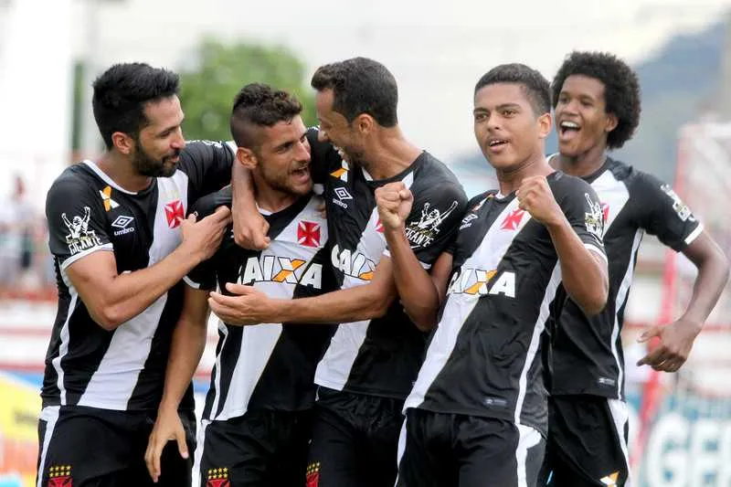  Os jogadores vascaínos comemoraram muito a primeira vitória do time no Campeonato Carioca