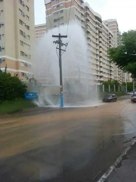 Muros, calçadas e grades do condomínio ficaram destruídas com o rompimento da tubulação