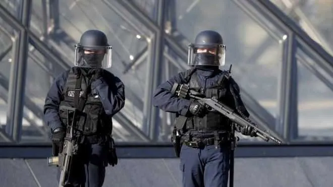 Imagem ilustrativa da imagem Ataque em Paris: o que se sabe sobre incidente no Louvre