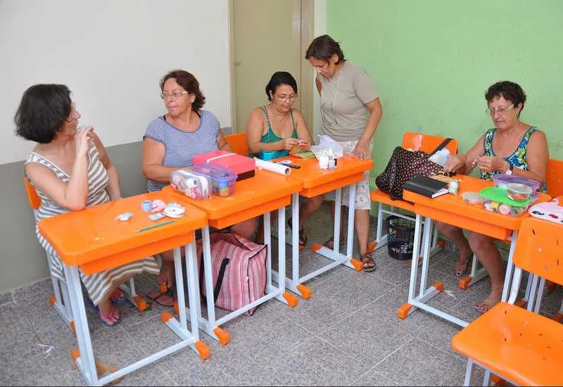 A escola oferece diferentes cursos, incluindo artesanato em geral, pintura em tecido e outros
