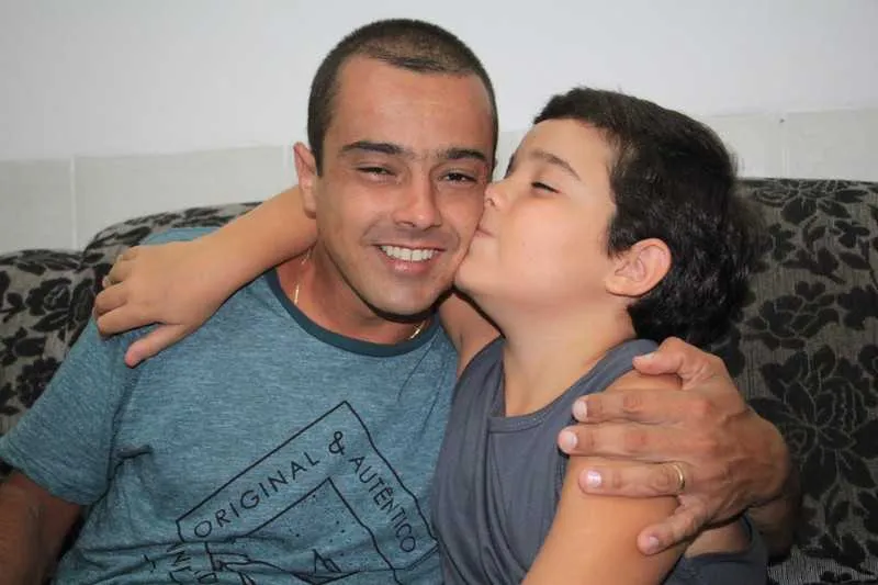 Daniel Matos tinha apenas 23 anos quando ficou doente. Hoje, aos 35, comemora a vida com o filho Caio, de 11