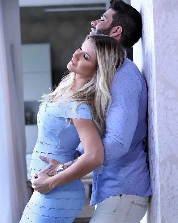 Andressa Suita compartilhou, com seus seguidores, um das imagens de um ensaio fotográfico feito junto com o marido Gusttavo Lima. Na foto, já é possível ver a barriguinha de grávida da modelo. “4 meses de muito amor”, disse ela na legenda da foto postada no Instagram, na última sexta-feira. O casal está à espera de seu primeiro filho.