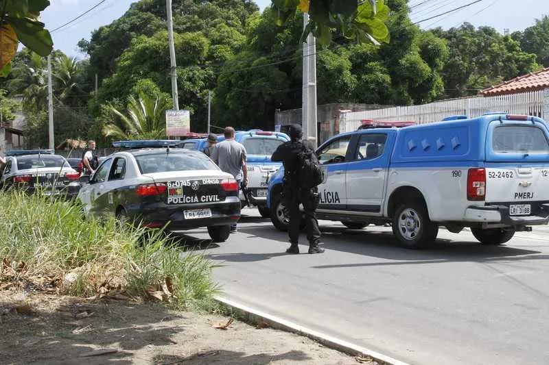 Ribeiro estava no quintal da casa da companheira quando o acusado invadiu o imóvel atirando