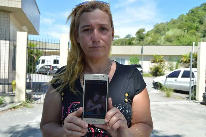 Ingrid se divertia com amigos quando foi atacada por um homem. Mãe da jovem, Alexandra fez um apelo por justiça ontem no IML